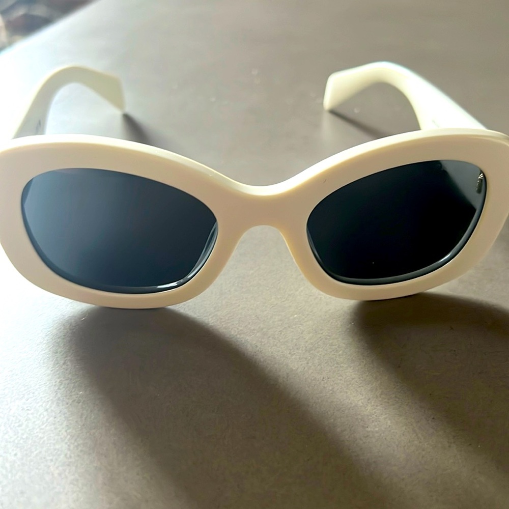 Like new Prada sunglasses